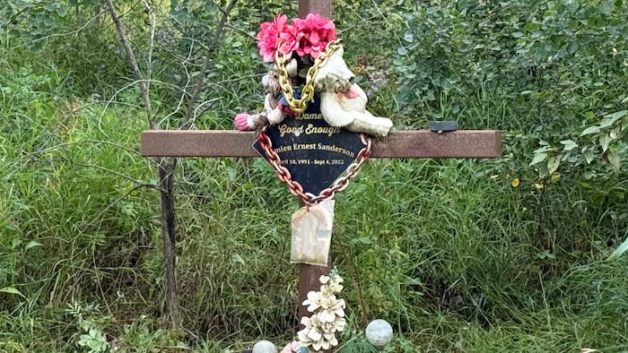 Une croix au nom de Damien Sanderson. 