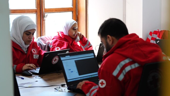 Une équipe de la Croix-Rouge travaille au sein de la cellule de crise mise en place par la municipalité de Beyrouth.