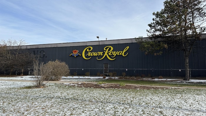 Une façade arrière de l’Usine Crown Royal d’Amherstburg.