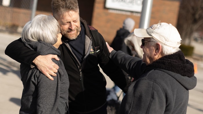 Un employé de l’usine Diageo à Amherstburg accueilli par certains de ses proches à la sortie de son dernier quart de travail, le mercredi 25 février 2026.
