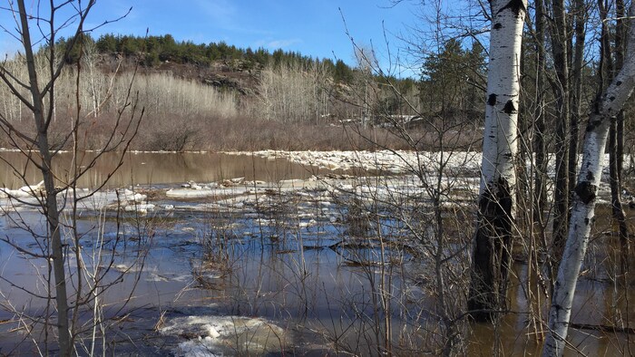 La crue des eaux printanières le long de la transcanadienne 17 près de Hagar, à l'est de Sudbury en avril 2017
