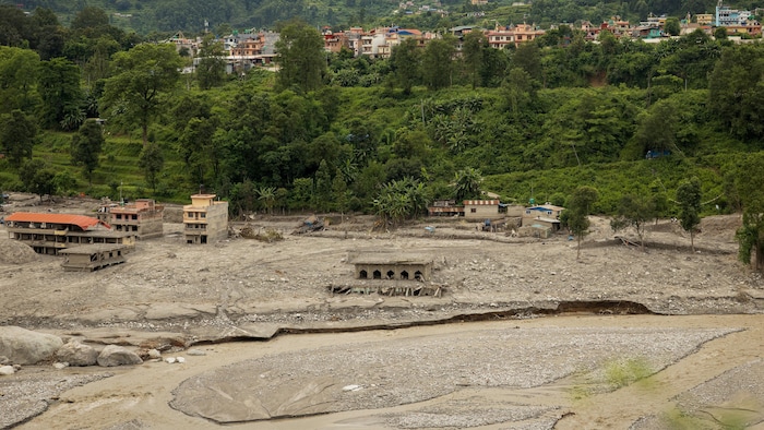 Des maisons endommagées à la suite des crues soudaines meurtrières et d'une coulée de boue.