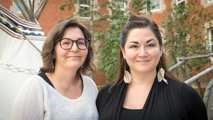 Sara Komarnisky et Crystal Fraser regardent l'appareil photo.