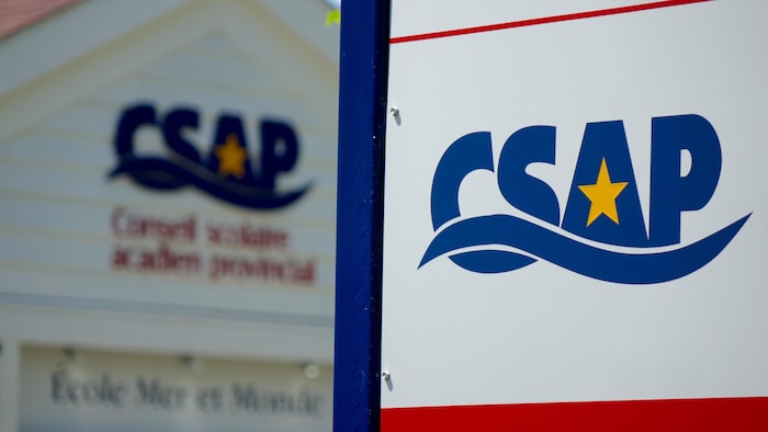 Le logo du Conseil scolaire acadien provincial devant l'école Mer et Monde à Halifax.