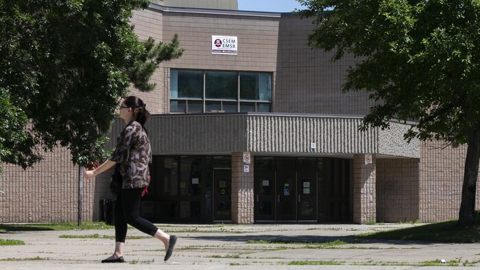 L'entrée d'une école de la Commission scolaire English Montreal.