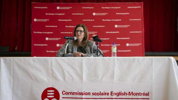 Angela Mancini en conférence de presse, à Montréal.