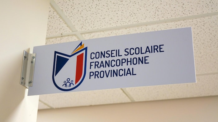 Une affiche devant le siège social du Conseil scolaire francophone provincial de Terre-Neuve-et-Labrador.