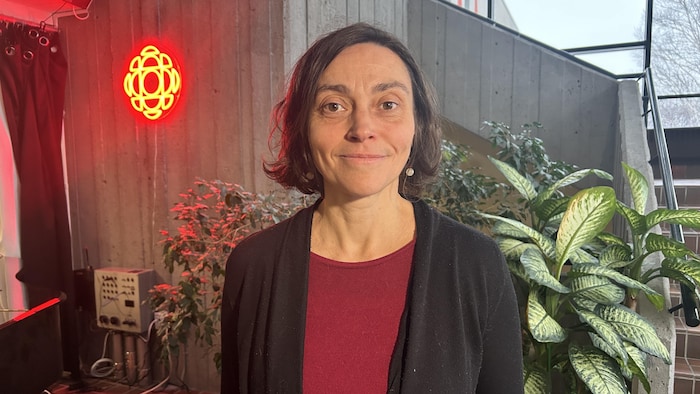 Une femme pose dans la station de Radio-Canada. 