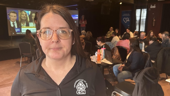 Une femme dans une salle. 