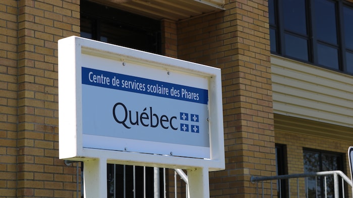 L'affiche du Centre de services scolaires des Phares devant l'école de Mont Saint-Louis.