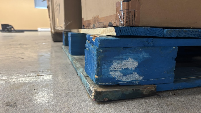 Une palette de bois.