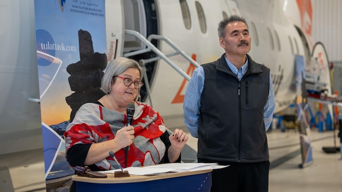 Les deux personnes parlent lors d'une conférence de presse.