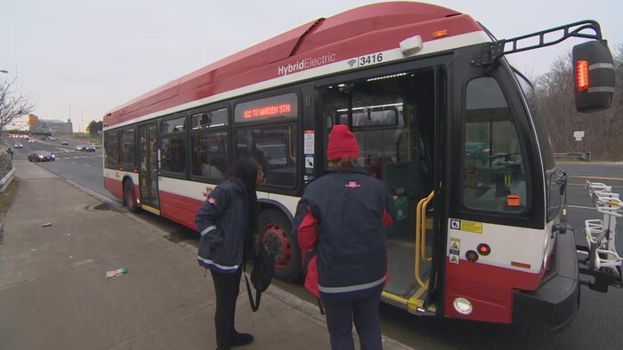 Un autobus de la CTT et deux employées.