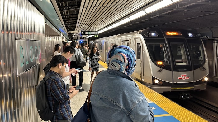Des passagers attendent l'arrivée du métro à la station Bloor le 6 juin 2024.