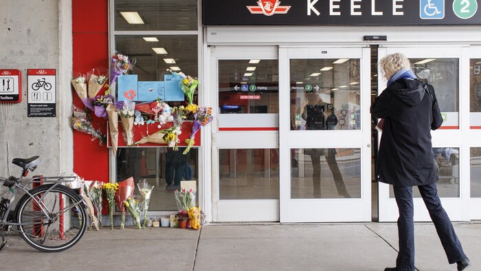 Des fleurs déposées à l'entrée de la station de métro Keele.