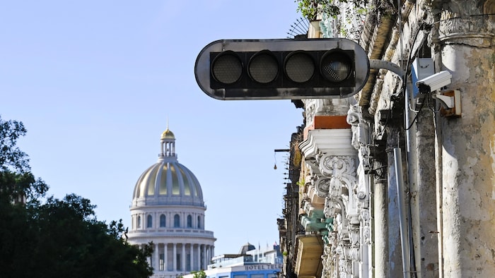 Un feu de signalisation éteint dans une rue à La Havane.