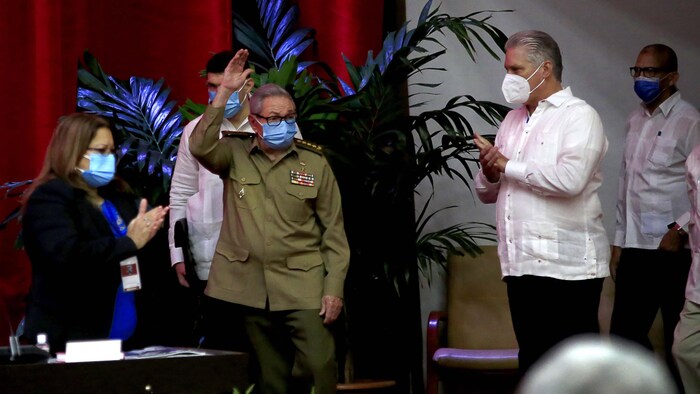 Raul Castro et Miguel Diaz-Canel masqués.