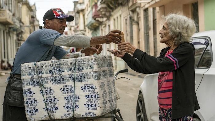 Un homme donne de la nourriture à une dame. 