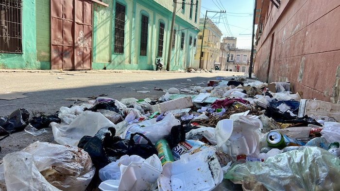 Une rue jonchée de déchets. 