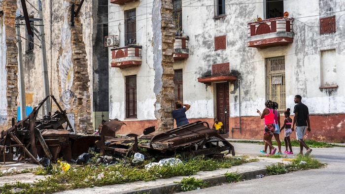 Des débris dans la rue. 