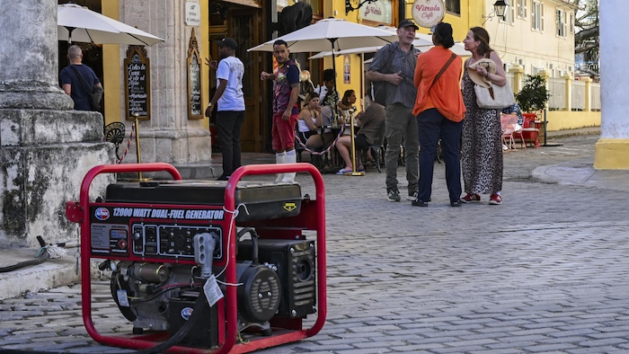 Un commerçant utilise un générateur électrique après une panne de courant à La Havane, le 5 mars 2026.