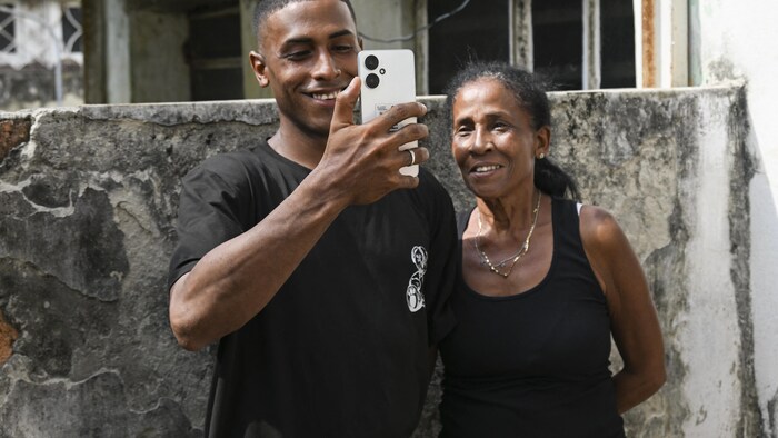 Adael Jesus Leivas pose avec sa mère.