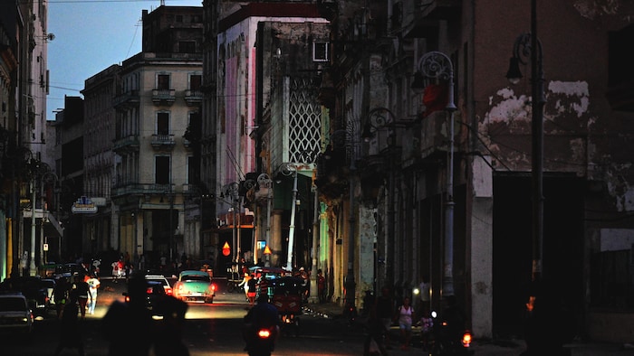 Une rue est éclairée par les phares des voitures pendant la troisième nuit d'un black-out national à La Havane, le 20 octobre 2024. 