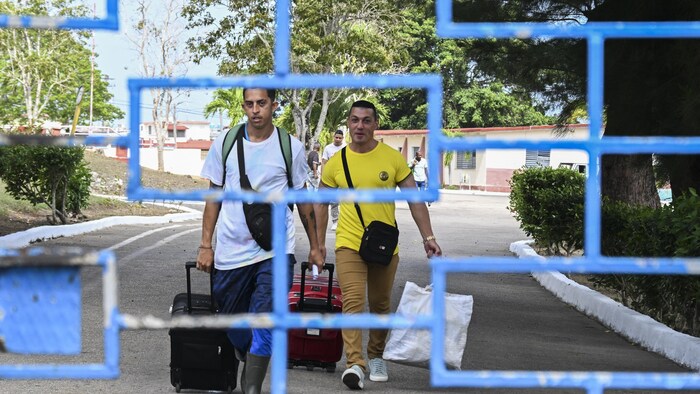 Des détenus sortent de la prison.