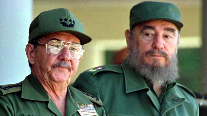 Fidel Castro et son frère Raul.