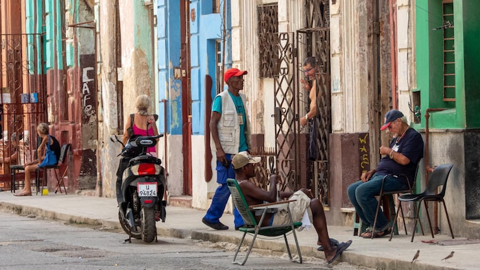 Des Cubains se rassemblent dans une rue lors d'une coupure d'électricité à La Havane, le 18 septembre 2026.