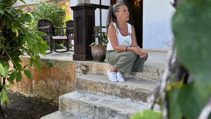 Une femme assise dans des escaliers.