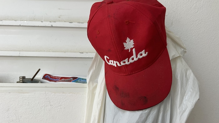 Une casquette où il est inscrit Canada. 