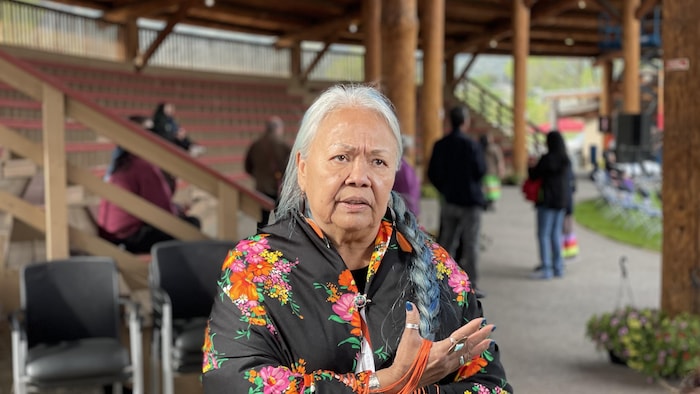 Dorothy Christian, ou Cucw-la7, lors de la cérémonie pour marquer un an depuis la découverte de plus de 200 sépultures d'enfants près de l'ancien pensionnat pour Autochtones de Kamloops.