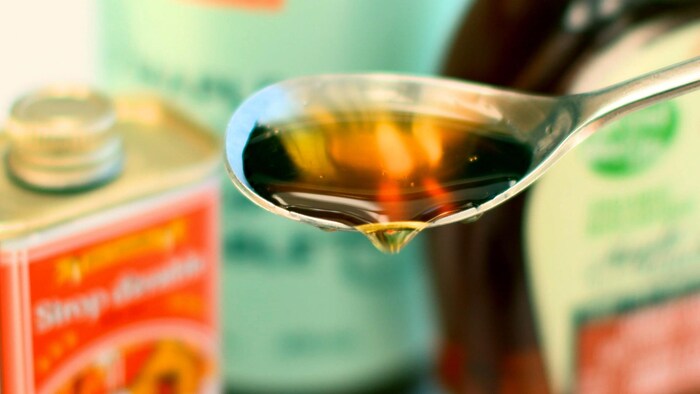 Une cuillère de sirop d'érable, Une goutte s'en échappe.