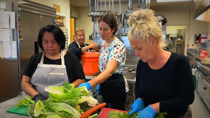 Des femmes dans une cuisine communautaire.