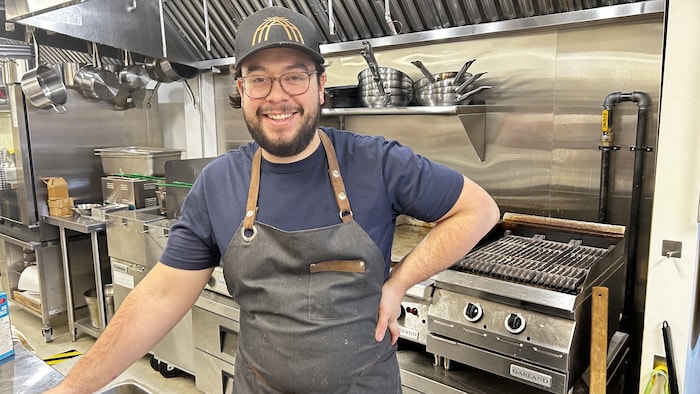Le chef et copropriétaire de Maqahamok, Maxime Lizotte, qui sourit à l'appareil.