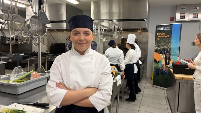Une étudiante en cuisine.