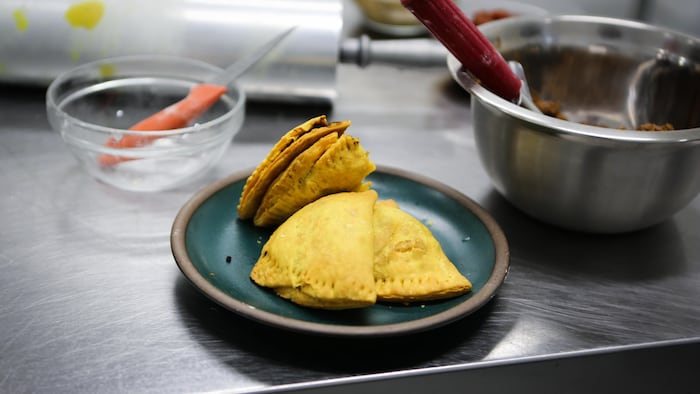Des pâtés jamaïcains dans une assiette.