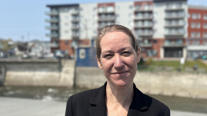 Marie-Fortin devant la rivière de Matane.
