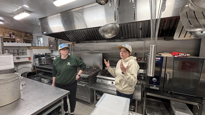 Frédérique et Gabrielle Néron parlent dans la cuisine du restaurant. 