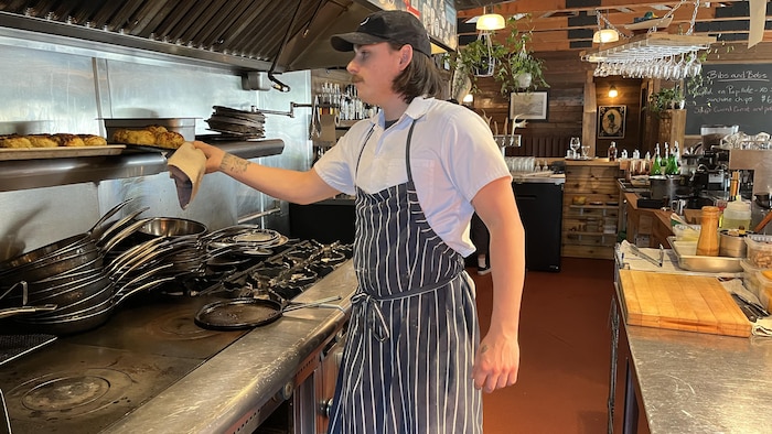 Un cuisinier dans un restaurant.