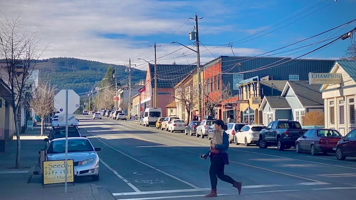 Une femme marche sur un passage piéton à Cumberland.