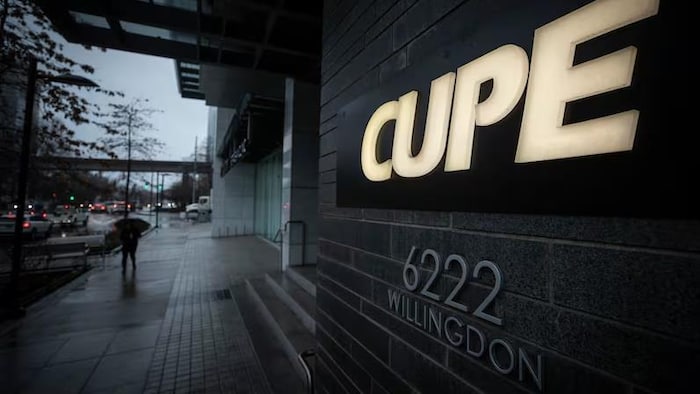 Le mot CUPE, qui veut dire Syndicat canadien de la fonction publique en anglais, est inscrit sur le mur d'un édifice.