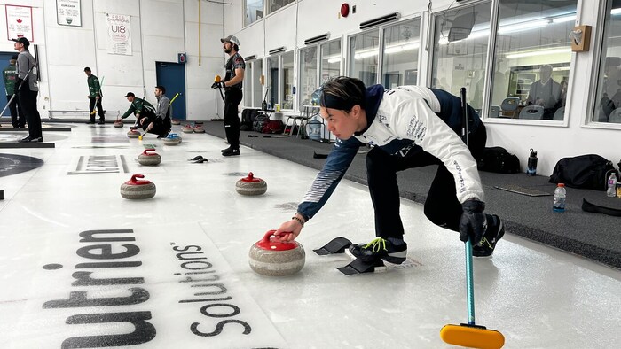 Une équipe japonaise de curling de passage à Wadena, en Saskatchewan