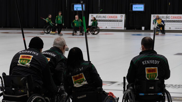 Deux équipes de la Saskatchewan, à l'entraînement du Championnat national de curling en fauteuil roulant 2024, à Moose Jaw