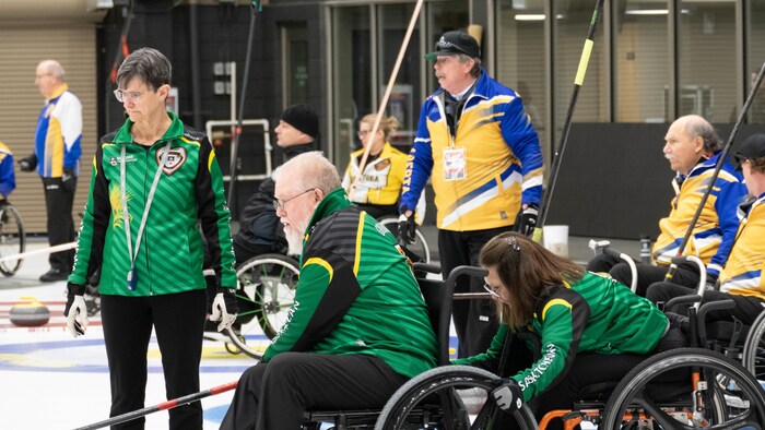 Les équipes de la Saskatchewan s'entraînaient le 24 mars, avant le Championnat national de curling en fauteuil roulant, à Moose Jaw.