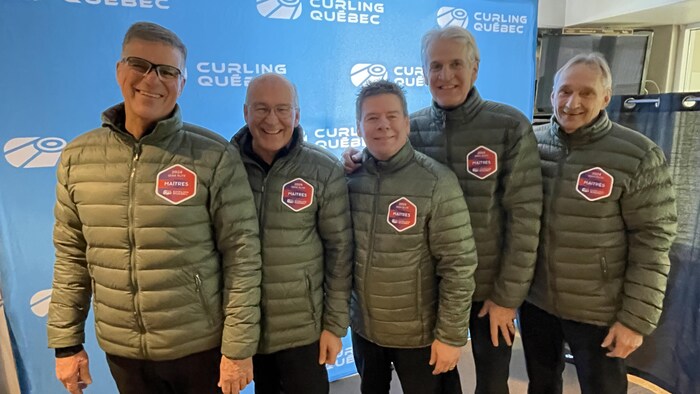 5 hommes, debout, avec un arrière-plan bleu de curling Québec