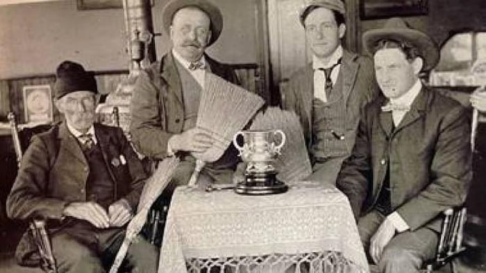 Photo datant de1902, montrant les champions du premier tournoi de curling organisé à Maple Creek, en Saskatchewan.