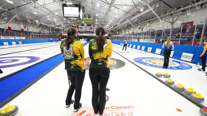 Deux femmes sur une glace dans un aréna.