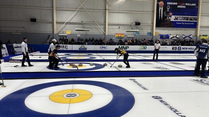 Un match de curling en cours.
